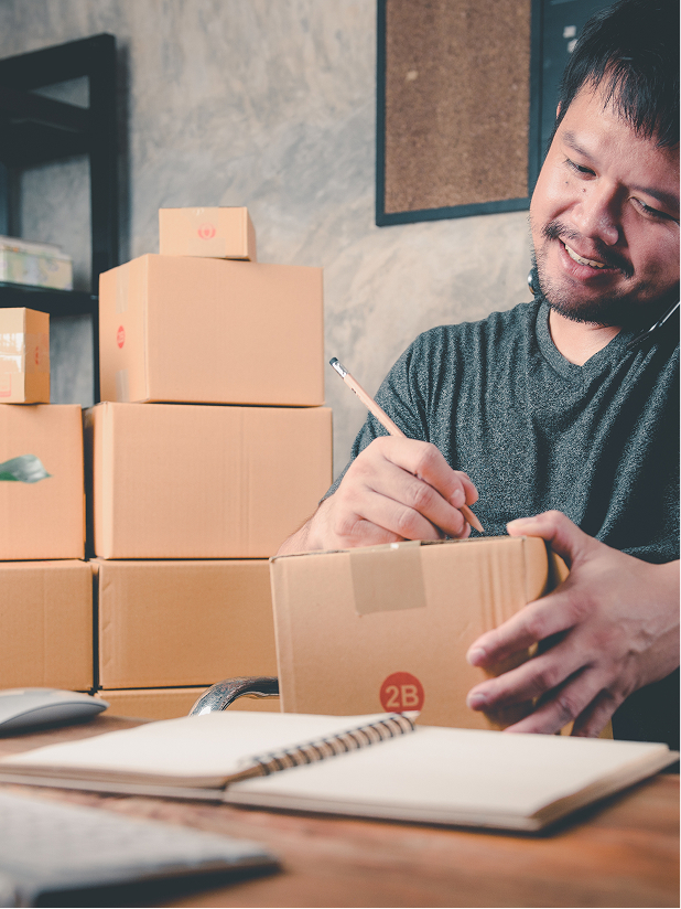 出荷用の段ボールを梱包する作業風景